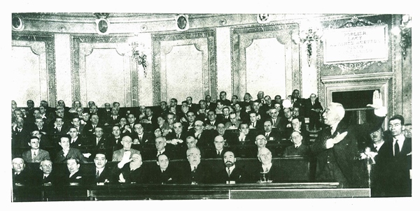 Intervención de Niceto Alcalá-Zamora en una sesión plenaria de julio de 1931. Fotografía Publicada en Blanco y Negro, el 19 de julio de 1931.