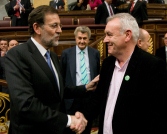 Mariano Rajoy Brey, tras su elección como Presidente del Gobierno saluda a Cayo Lara Moya, del Grupo Parlamentario Izquierda Unida (ICV-EUiA, CHA)