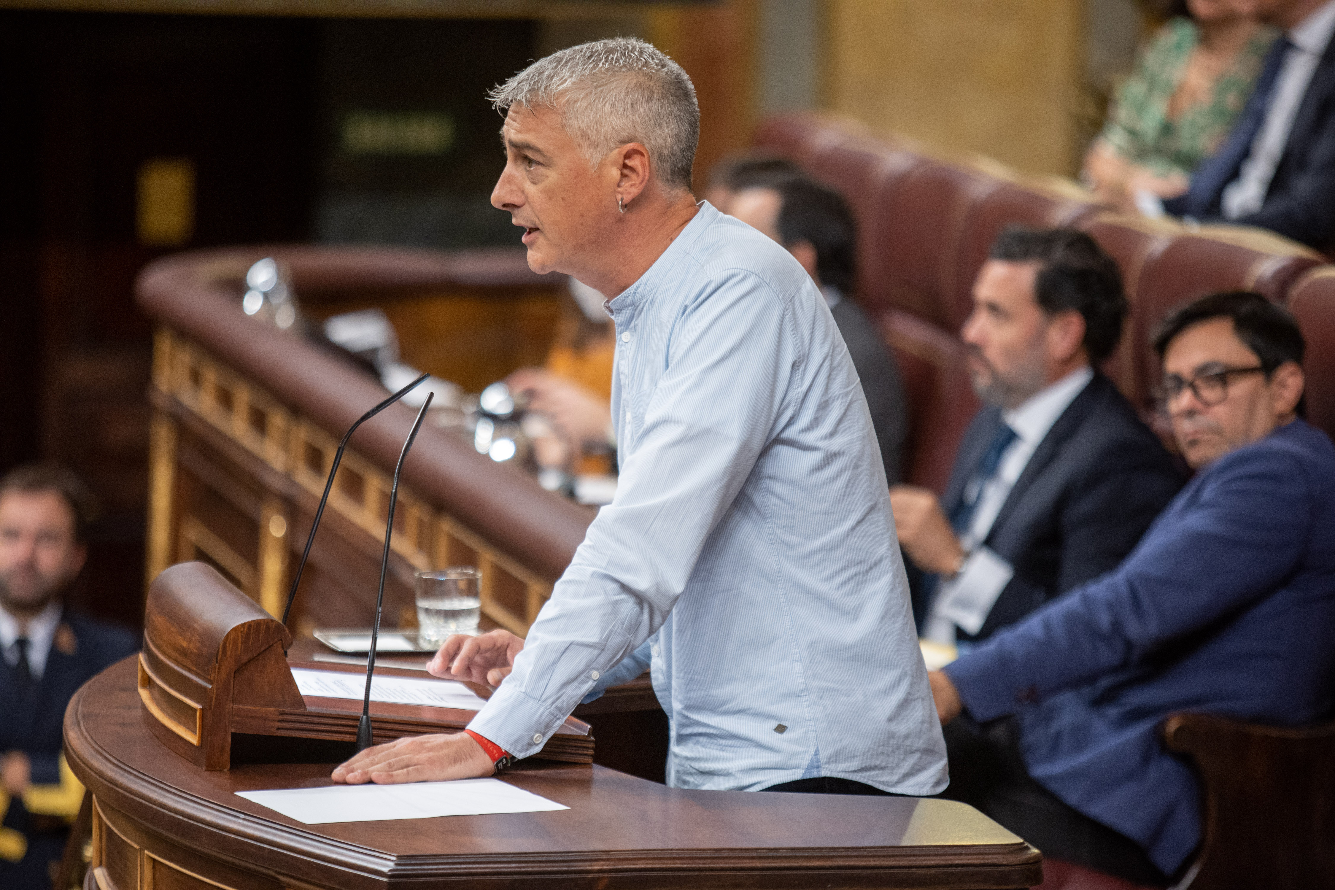 El diputado de Euskal Herria Bildu, Oskar Matute defiende la posición de su grupo parlamentario en el debate de Investidura de Feijóo