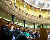 Pedro Sánchez y Patxi López diputados del Grupo Parlamentario Socialista escuchando a su portavoz en la sesión de investidura