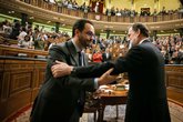 Antonio Hernando Vera, del Grupo Parlamentario Socialista saludando al nuevo Presidente del Gobierno.