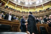 Albert Rivera, del Grupo Parlamentario Ciudadanos,  saludando al nuevo Presidente del Gobierno.