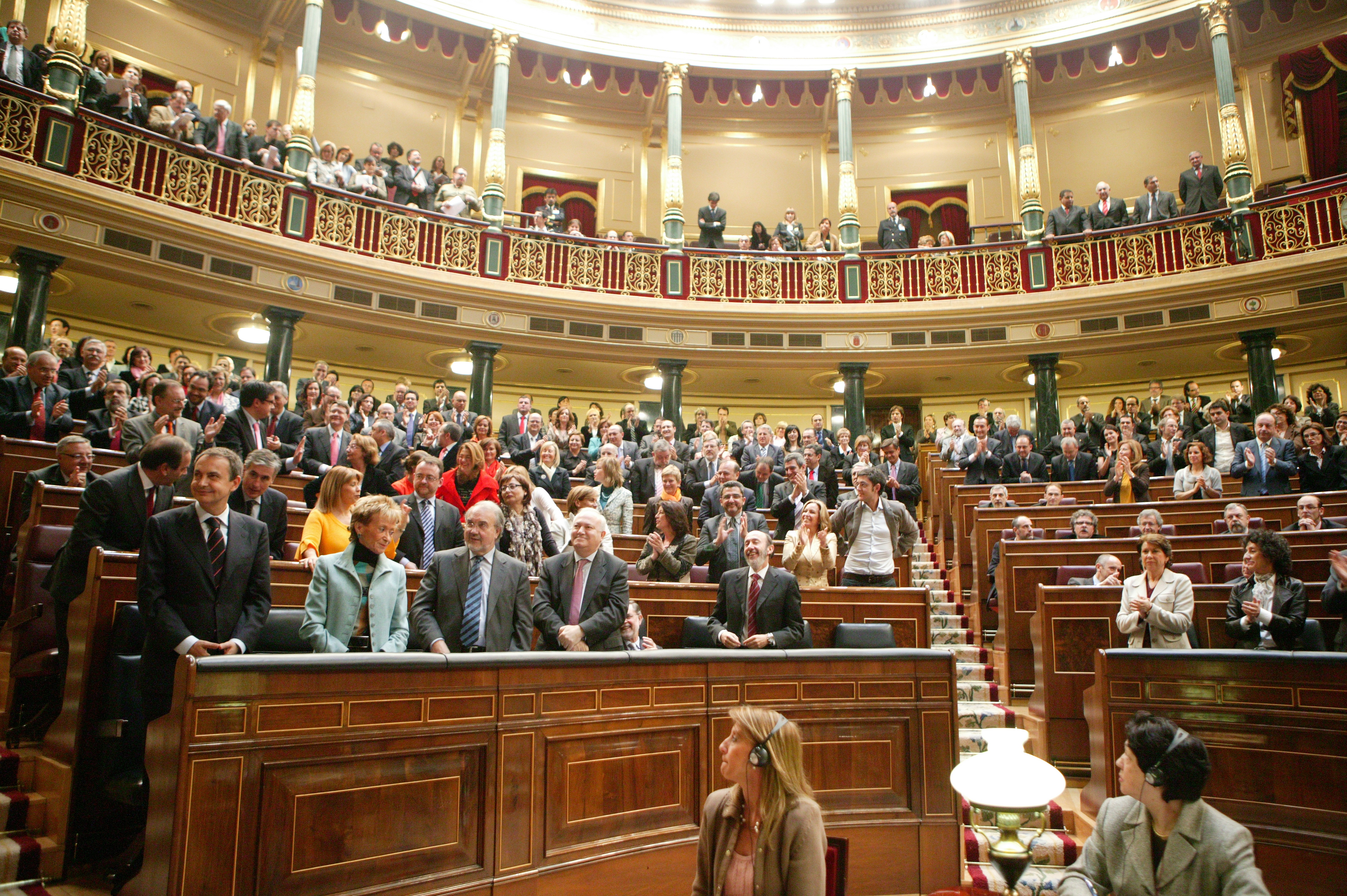 José Luis Rodríguez Zapatero es aclamado como Presidente del Gobierno desde el escaño