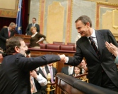 Mariano Rajoy Brey, del Grupo Parlamentario Popular, felicita al nuevo  Presidente del Gobierno, José Luis Rodríguez Zapatero