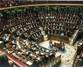 Vista general del hemiciclo, en la tribuna de oradores, José María Aznar, candidato a la Presidencia del Gobierno. En el banco azul, los Ministros socialistas de Felipe González.
