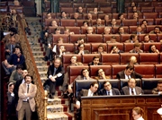 Vista de los escaños del Hemiciclo del Grupo Socialista. Felipe González, Alfonso Guerra y Gregorio Peces Barba. En el banco azul los Ministros de UCD, Luis González Seara, Rodolfo Martín Villa e Iñigo Cavero. Sesión de Investidura febrero 1981.