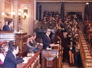Discurso de Leopoldo Calvo-Sotelo y Bustelo (UCD), candidato a la Presidencia del Gobierno. Bajo la presidencia de Landelino Lavilla Alsina y los Secretarios de la Mesa. Sesión de Investidura febrero 1981.