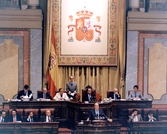 Intervención de Manuel Fraga del Grupo Popular. Detrás, la Mesa formada por el Presidente Félix Pons, y los cuatro Vicepresidentes; Leopoldo Torres, Antonio Carro, Francisco Granados, y José Ramón Caso García en su orden reglamentario