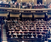 Vista de los escaños del Grupo Socialista. Felipe González, Presidente del Gobierno junto a sus Ministros en el banco azul.
