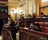 Discurso de Felipe González (PSOE), candidato a la Presidencia del Gobierno. La Mesa; Félix Pons, Presidente, Juan Muñoz García, Federico Trillo-Figueroa y Joan Marcet, Vicepresidentes 1º, 2º y 3º. Ramón Vargas-Machuca, Juan Carlos Aparicio, María Dolores Pelayo y José Núñez, Secretarios 1º, 2º, 3º y 4º en su orden reglamentario