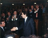 José María Aznar, Presidente del Gobierno, es felicitado por Xavier Trías, del GP Catalán y aplaudido por los diputados de su Grupo Parlamentario