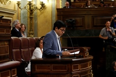 Gerardo Pisarello, Secretario Primero de la Mesa del Congreso, realiza la lectura de la propuesta de candidato firmada por el Rey