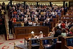 Aplausos del Grupo Parlamentario Socialista al candidato a la Presidencia del Gobierno al final de su intervención