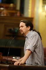 El líder de Podemos, Pablo Iglesias, defiende la posición de su grupo parlamentario frente a la investidura del candidato Pedro Sánchez