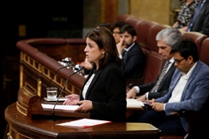 La portavoz del Grupo Parlamentario PSOE, Adriana Lastra, interviene para defender la candidatura a la presidencia del Gobierno del socialista Pedro Sánchez