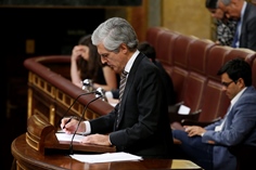 Adolfo Suárez Illana, Secretario 3º del Congreso de los Diputados, durante el llamamiento para la votación