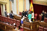 Recuento de votaciones efectuado por los Miembros de la Mesa de Edad (María Teresa de Lara Carbó, Presidenta, María Such Palomares y Nayua Miriam Alba Goveli, Secretarias), el Secretario General del Congreso de los Diputados y los dos Secretarios Adjuntos