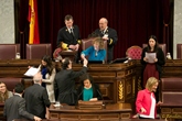 Mariano Rajoy, Presidente del Gobierno en funciones entrega la votación a la Presidenta de Edad, María Teresa de Lara.