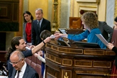 Pablo Iglesias, Podemos, en la tribuna entregando la votación.