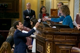 Albert Rivera, Ciudadanos, entregando la votación a la Presidenta de Edad. 