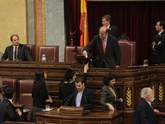 Votación para la elección del Presidente del Congreso de los Diputados, en la Presidencia, José Manuel Albendea, y Albendea y el Secretario Alberto Garzón en la tribuna. Asistidos por el Secretario General del Congreso de los Diputados, Manuel Alba Navarro. 