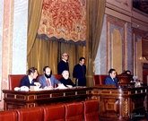 Mesa de edad formada por Modesto Fraile, Presidente (Presenta la primera credencial) Vicepresidenta 1ª Dolores Ibarruri (mayor edad) Andrés Eguibar, Secretario 1º (de menor edad) y Secretario General de la Cámara Francisco Rubio