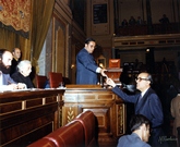 El diputado de UCD, Leopoldo Calvo Sotelo entregando el voto en la elección de la Mesa interina
