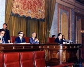 Formación de la Mesa Interina, con el Presidente Fernando Álvarez de Miranda, Jesús Esperabé de Arteaga, Vicepresidente 1º y José Luis Ruiz Navarro, Secretario 1º