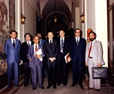 El Presidente de las Cortes Generales, Antonio Hernández Gil, junto a los miembros de la Mesa del Congreso. Francisco Soler, Luis Gómez Llorente,  Rafael Escuredo, Jesús Esperabé de Arteaga, Fernando Álvarez de Miranda, Presidente del Congreso de los Diputados, José Luis Ruiz-Navarro y Pablo Castellano en el pasillo de la presidencia