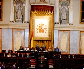 Constitución de la Mesa del Congreso de los Diputados. Félix Pons, Presidente. Vicepresidentes 1º a 4º, Leopoldo Torres,  Antonio Carro, Francisco Granados y José Ramón Caso. Secretarios 1º a 4º, Ramón Vargas-Machuca, José Manuel Paredes, Irma Simón y Josep María Trías de Bes. Asistidos por el Secretario General, Luis María Cazorla