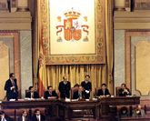Vista de los miembros de la Mesa del Congreso de los Diputados elegidos para la IV legislatura, asistidos por el Secretario General, Ignacio Astarloa, de pie