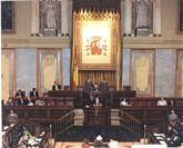 Mesa de edad, en la que el Secretario, Juan Costa se dirige a los diputados desde la tribuna. 