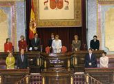 Constitución de la Mesa del Congreso de los Diputados. Luisa Fernanda Rudí, Presidenta. Vicepresidentes 1º a 4º, Enrique Camps, Amparo Rubiales, Soledad Becerril, Josep López de Lerma. Secretarios 1º a 4º, Joan Oliart, Gabriel Mato, María Jesús Sainz y  Presentación Urán. Asistidos por la Secretaria General del Congreso de los Diputados, Piedad García- Escudero. En pie.