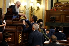 El líder del PSOE, Pedro Sánchez, depositando su papeleta para la Presidencia del Congreso