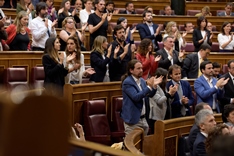 Pablo Iglesias, el líder de Podemos, junto a los diputados electos de su partido.
