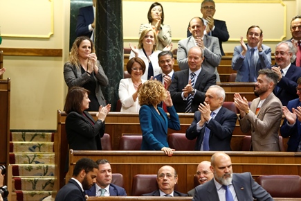 Aplausos de la bancada socialista a Dª Meritxell Batet Lamaña, nueva Presidenta del Congreso de los Diputados