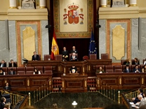 Constitución de la Mesa de Edad. Agustín Zamarrón Moreno, Presidente (diputado de mayor edad), Marta Rosique i Saltor y Lucía Muñoz Dalda, Secretarias  (diputadas de menor edad)