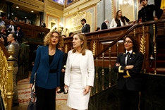 La Presidenta del Congreso de los Diputados entrante, Meritxell Batet Lamaña, y la presidenta del Congreso de los Diputados saliente, Ana María Pastor Julián, entrando en el Salón de Sesiones