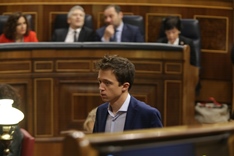 Errejón acude a depositar su voto.