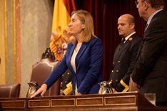 Ana Pastor jura la Constitución.