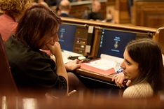 Adriana Lastra e Irene Montero durante las votaciones. 