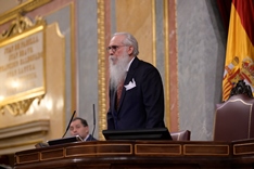 Agustín Zamarrón, presidente de la Mesa de Edad, se dirige al pleno.