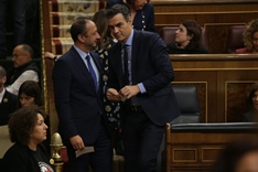Rodríguez Gómez y Pedro Sánchez, antes de depositar su voto.