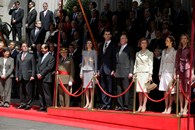 La familia Real en la Escalinata del Congreso de los Diputados junto a los Presidentes de las dos Cámaras tras la sesión solemne de la apertura de la IX legislatura
