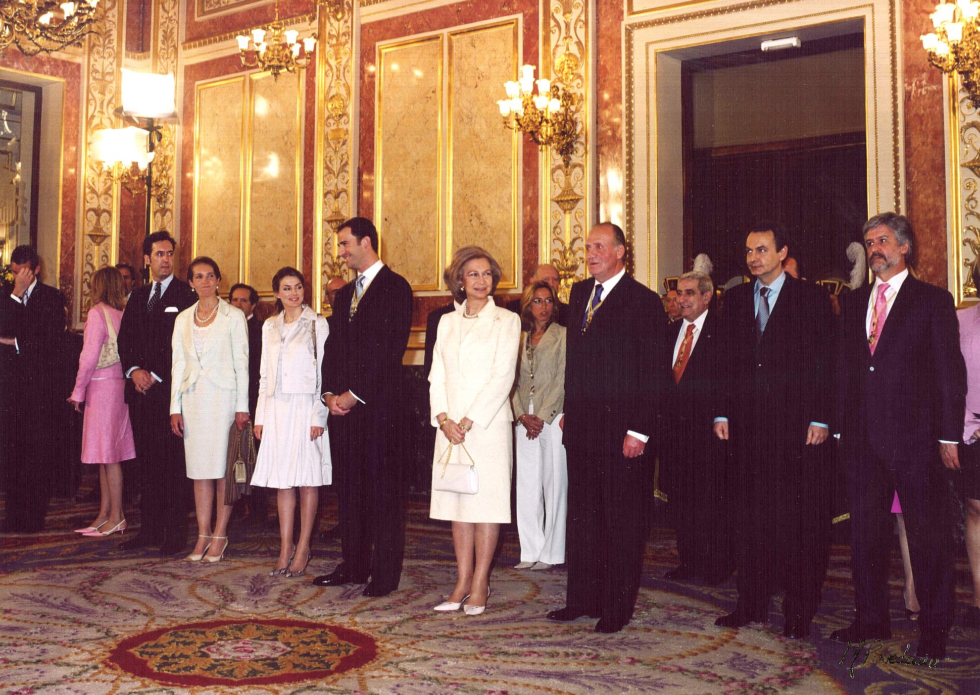 La Familia Real en el Salón de Conferencia saludando a los miembros de ambas Cámaras, con el Presidente del Gobierno D. Jose Luis Rodríguez Zapatero y el Presidente del Congreso de los Diputados D. Manuel Marín tras la solemne sesión de apertura