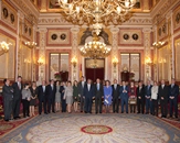 SS.MM los Reyes Don Juan Carlos I y Doña Sofía, los Príncipes de Asturias y los Presidentes de ambas Cámaras junto a los miembros de Mesa de las dos Cámaras en el salón de Conferencias del Congreso de los Diputados