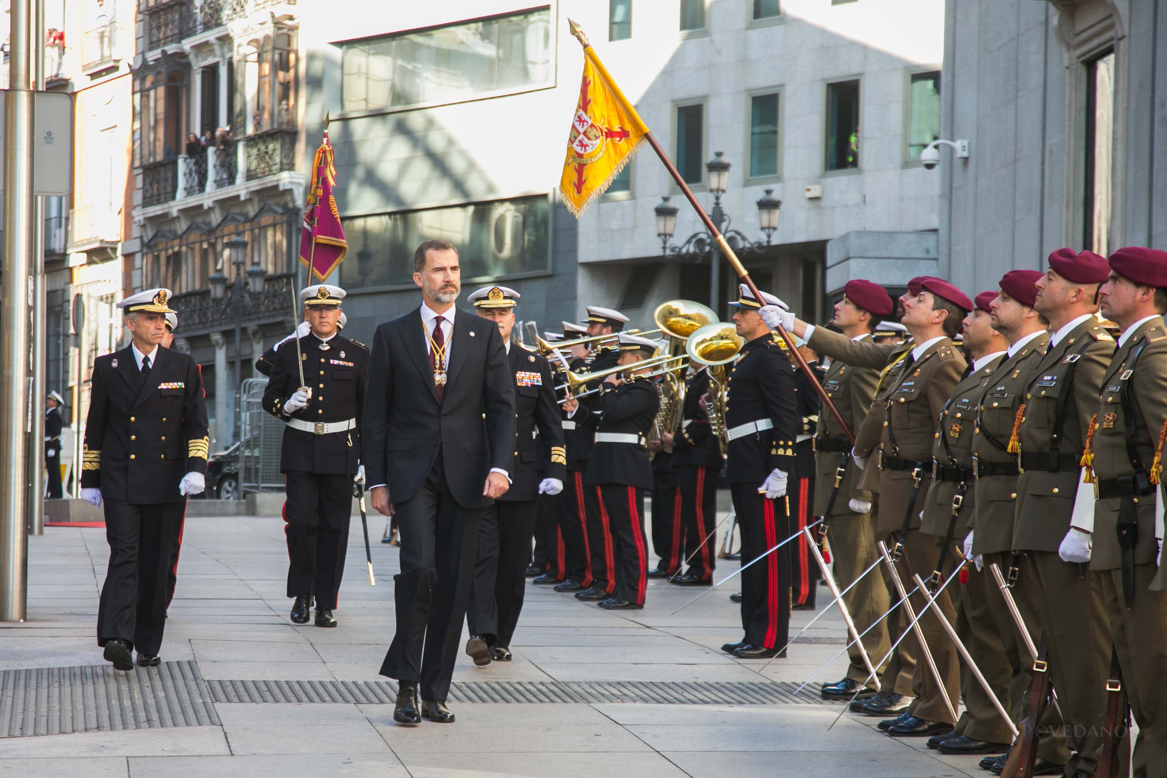 S.M. el rey Don Felipe VI pasando revista  a los militares en el acto de la sesión solemne de apertura de la XII legislatura