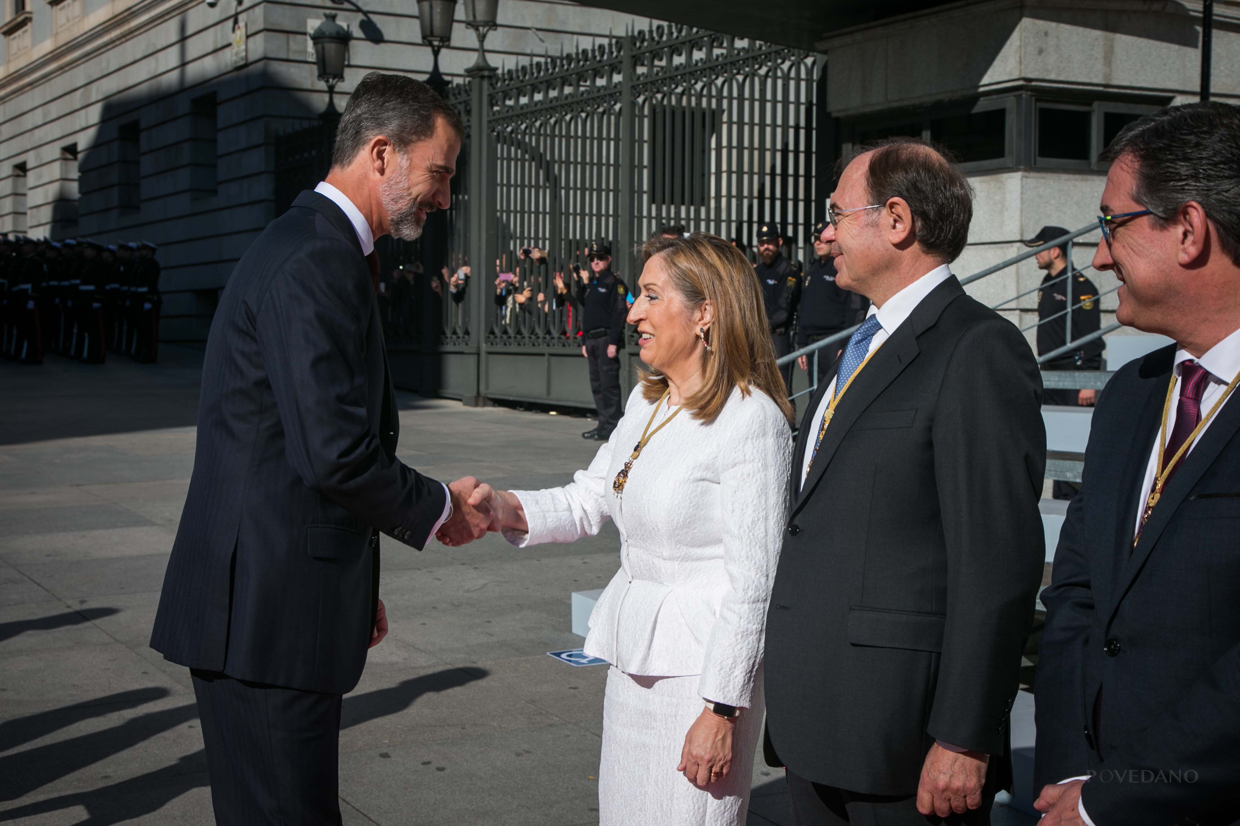 S.M el Rey saluda a la Presidenta del Congreso de los Diputados, Ana María Pastor Julián en la escalinata del Palacio del Congreso de los Diputados