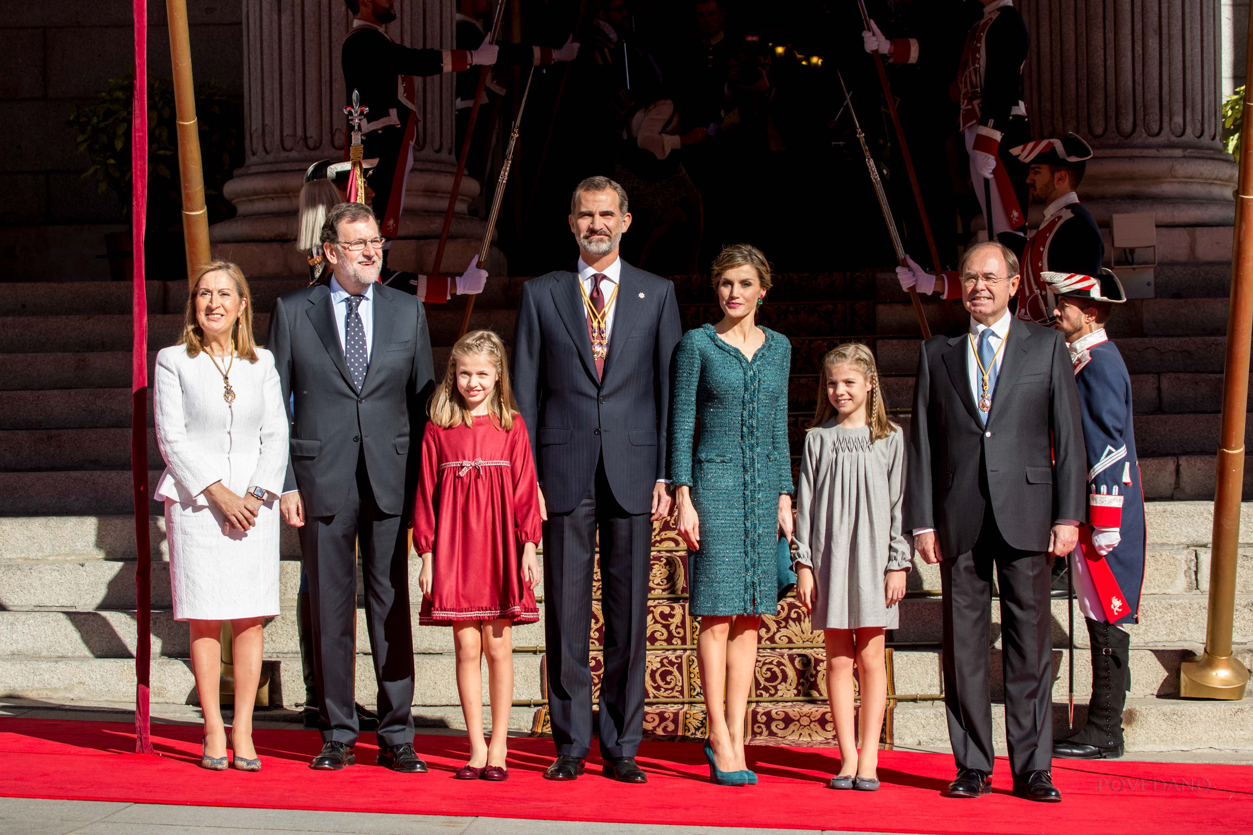 La Familia Real junto al Presidente del Gobierno y a los Presidentes de ambas Cámaras en la escalinata antes de entrar en el Palacio del Congreso de los Diputados.