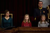 S.M. la Reina Doña Letizia junto a la Princesa de Asturias doña Leonor y la Infanta doña Sofía sentadas en el estado presidencial escuchando los discursos. 
